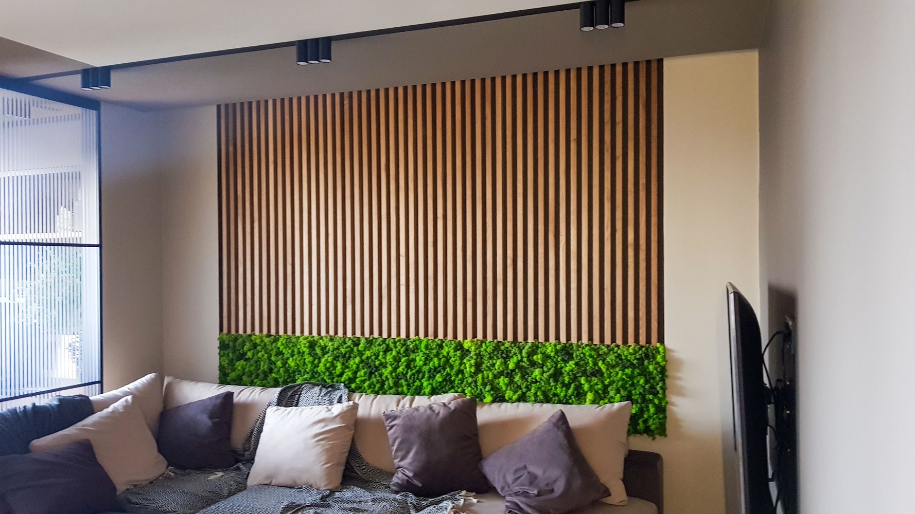 стена с деревянными рейками в интерьере